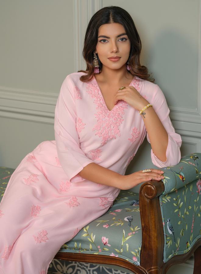 دي دبليو طقم منسق من كورتا لكناو مستقيمة ومطرزة وبنطال للنساء - Image 1